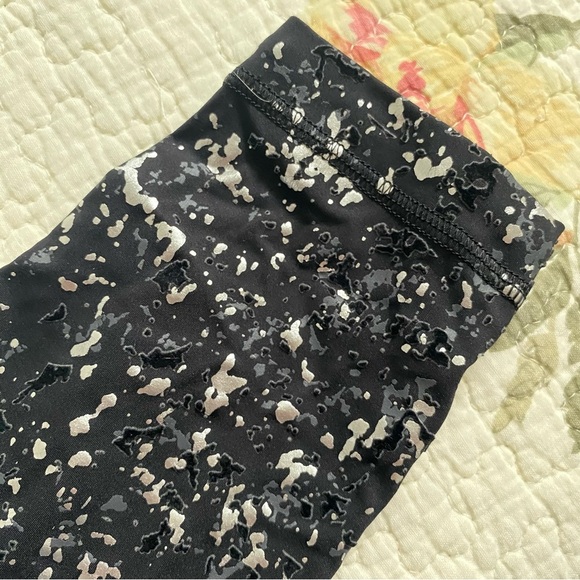 Lululemon Speed Wunder Tight 28" *Speckle Shine
Black / Deep Coal / Silver - Picture 8 of 11